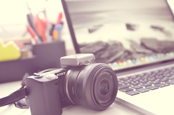 Kamera czy aparat – co wybrać do nagrywania filmów?